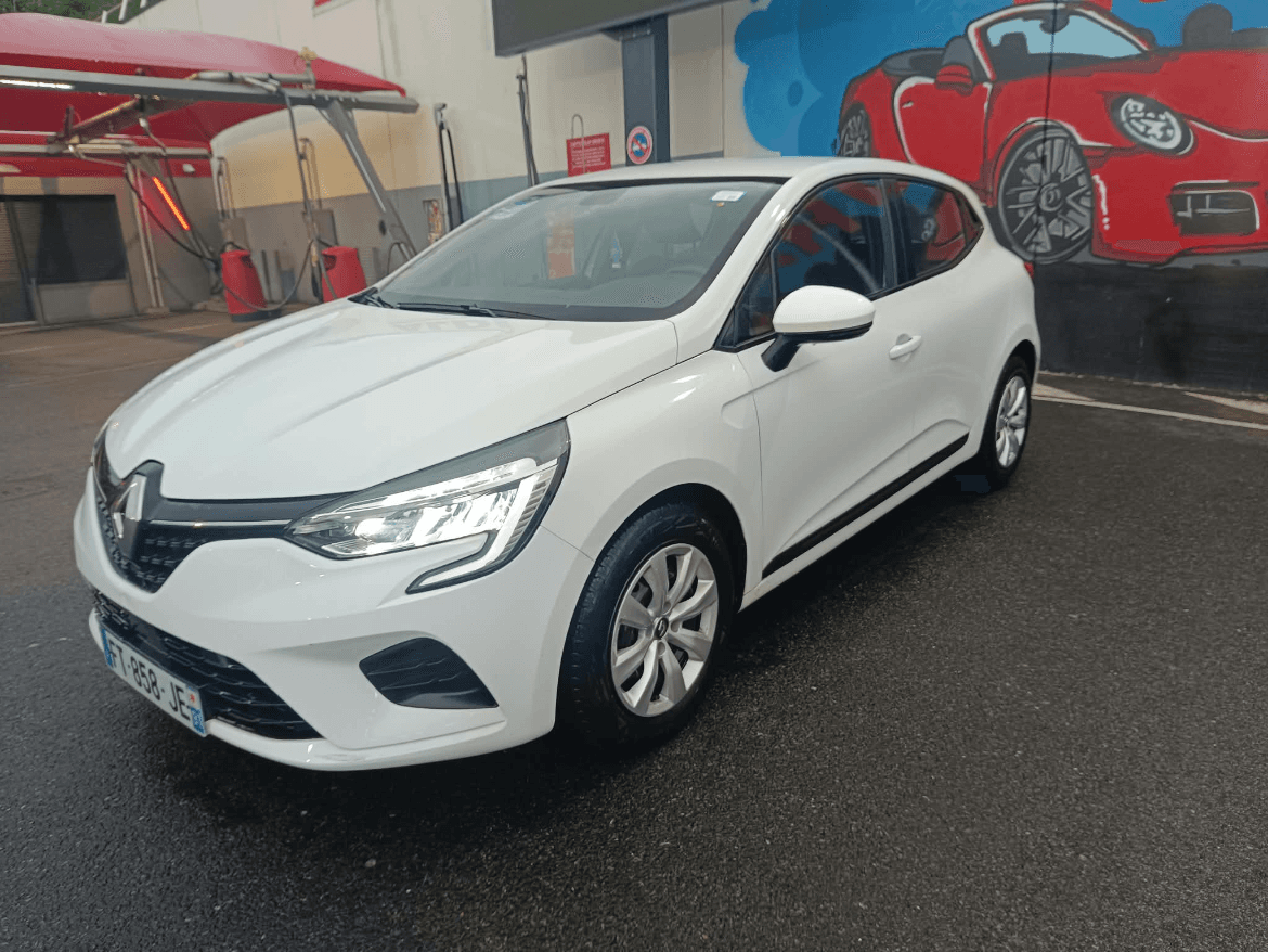 Renault Clio 5 blanche, vue trois quarts