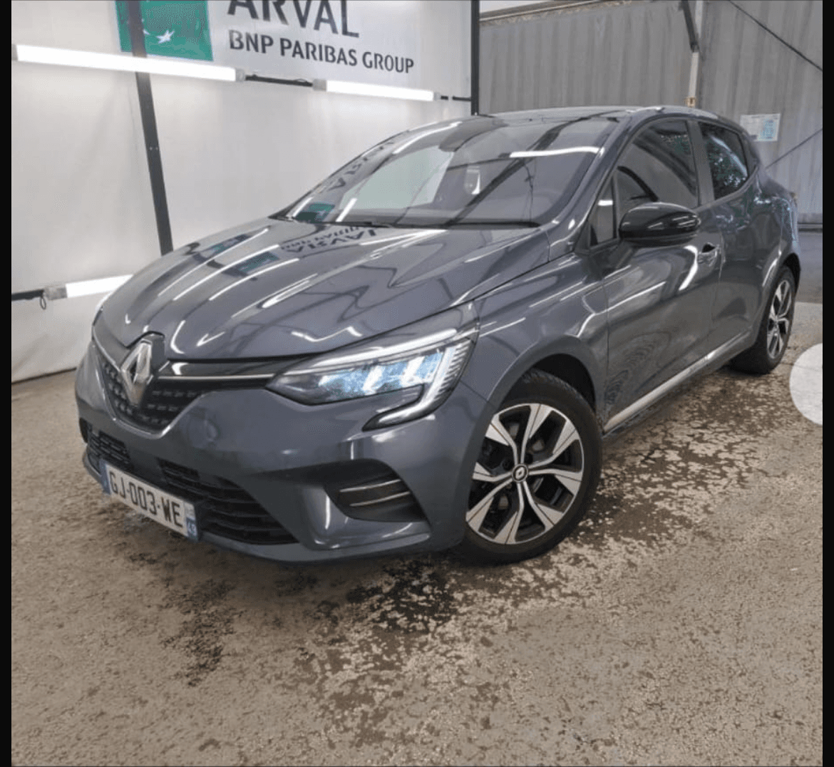 Renault Clio 5 grise, vue avant trois quarts, en atelier