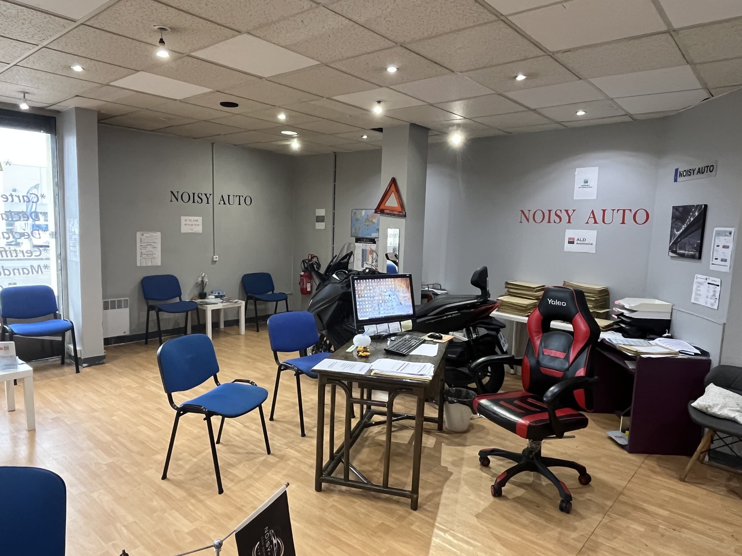Intérieur du local NOISY AUTO : espace d’accueil et bureaux