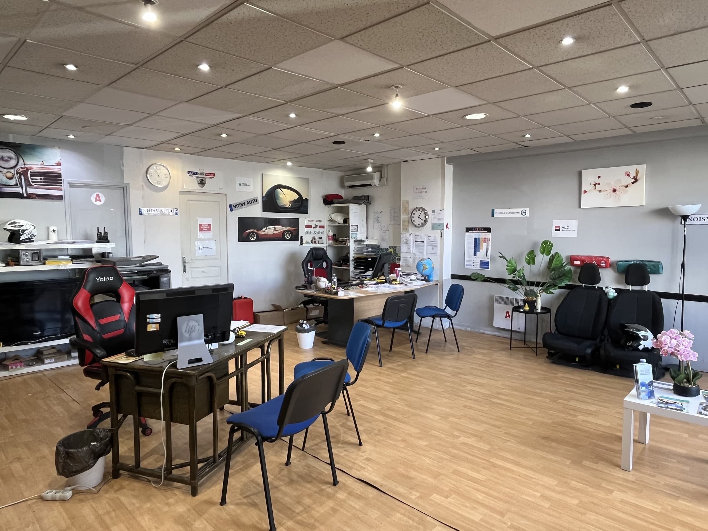 Espace d’accueil du local NOISY AUTO à Noisy-le-Grand : bureaux et salon d’attente