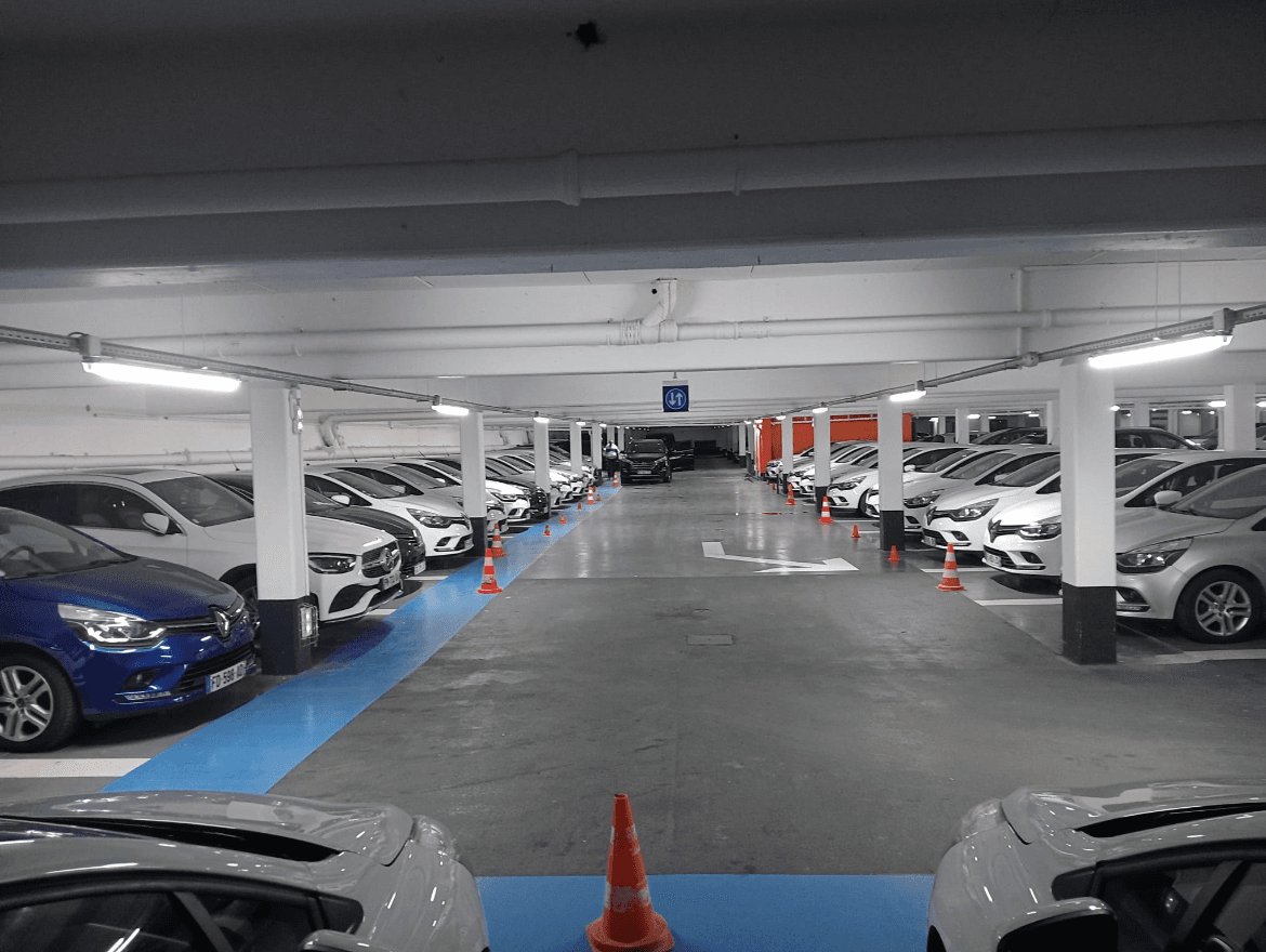 Parc automobile NOISY AUTO à Noisy-le-Grand : l’allée centrale et les véhicules alignés