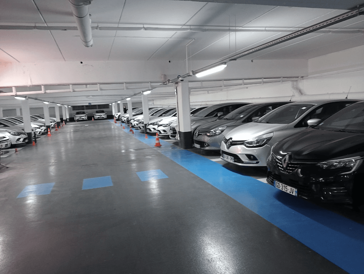 Parc automobile NOISY AUTO à Noisy-le-Grand : vue d’ensemble d’une rangée de Renault Clio