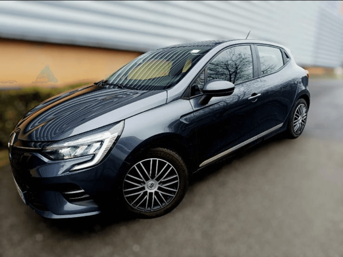 Renault Clio 5 bleu nuit, vue avant trois quarts
