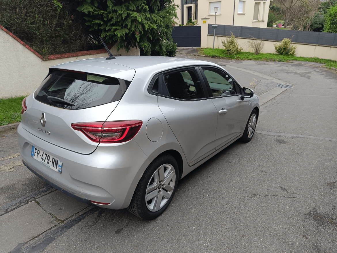 Renault Clio 5 grise, vue arrière trois quarts