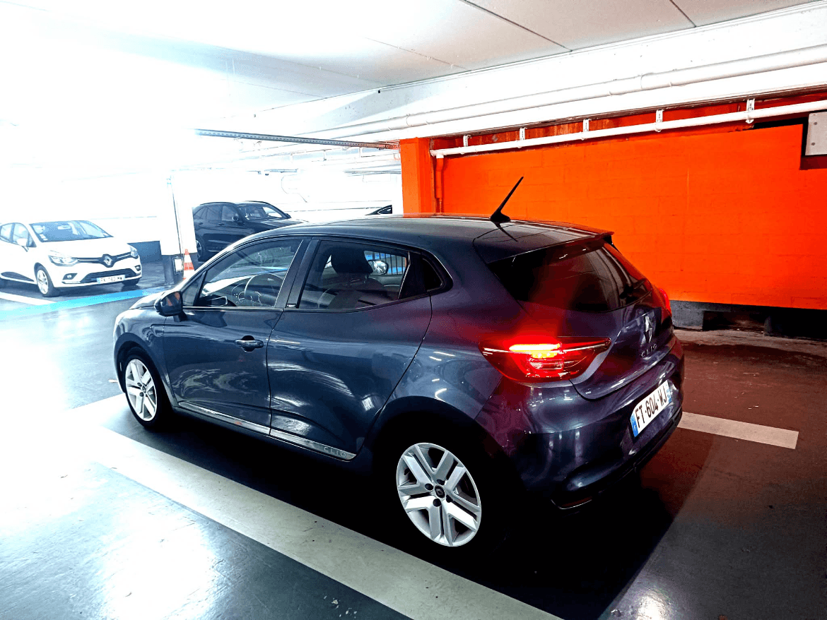 Renault Clio 5 anthracite, vue arrière trois quarts